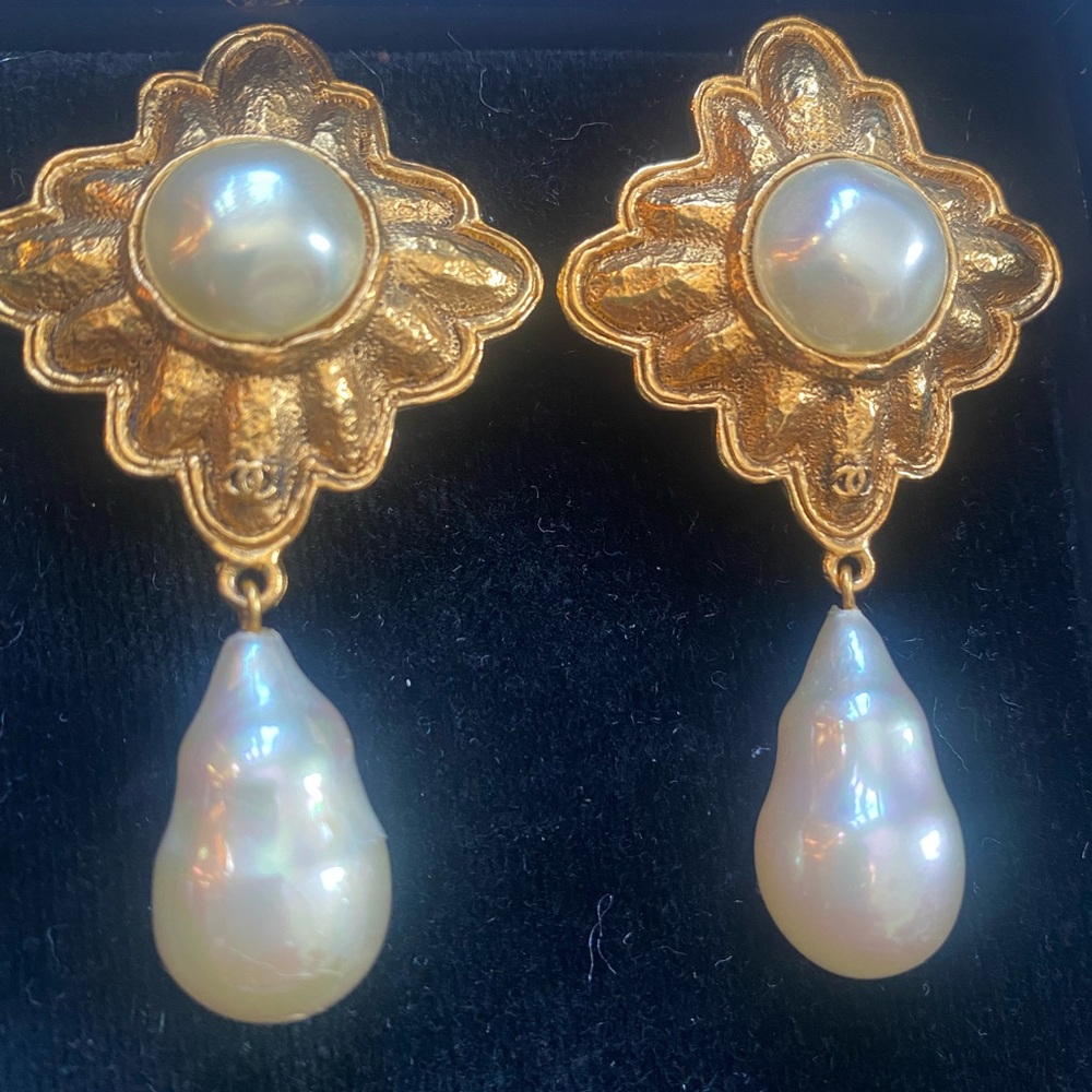 Chanel costume pearl drop earrings. Perfect!